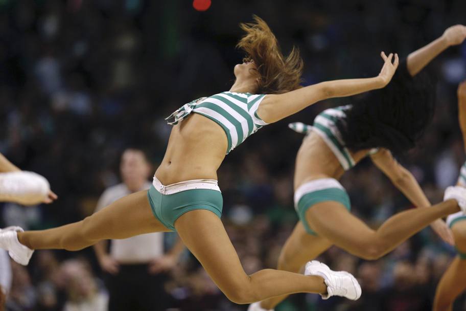 La performance delle cheerleader durante l&#39;incontro NBA tra Memphis Grizzlies e Boston Celtics a Boston, Massachusetts,(Epa)